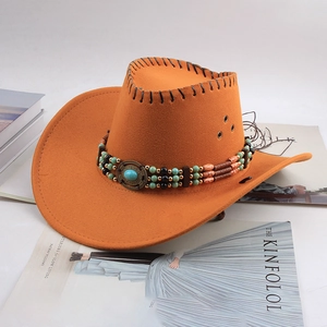 Détail d'un chapeau de cowboy jaune avec bande perlée ethnique et accent turquoise