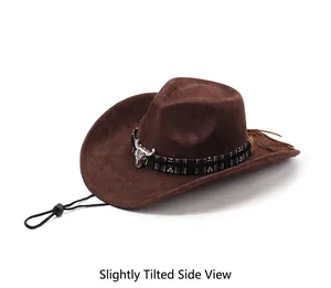 Dettaglio cappello cowboy scamosciato con fascia etnica e accessorio metallo testa di toro