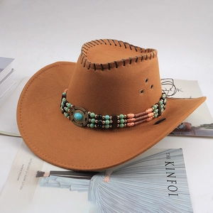 Chapeau de cowboy en feutre marron avec bandeau perlé turquoise sur fond de magazine
