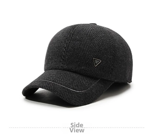 Dettaglio cappellino da baseball in lana grigio scuro a spina di pesce con logo