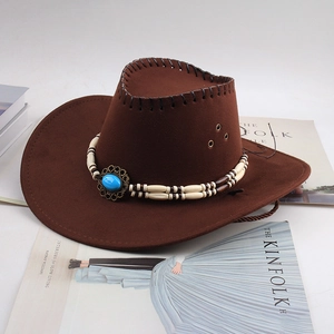Détail du chapeau de cowboy en daim avec perles turquoise et trous d'aération latéraux