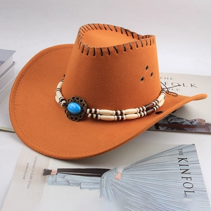 Détails d'un chapeau de cowboy orange avec pierre turquoise et bandeau perlé en bois