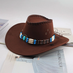 Détail d'un chapeau de cowboy en daim marron avec bandes perlées et pierre turquoise