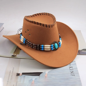 Détail d'un chapeau de cow-boy en feutre camel avec perles turquoise et œillets d'aération