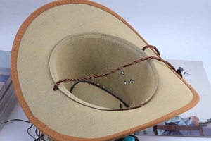 Détails de l'intérieur du chapeau de cowboy avec bandeau, lanière et aérations