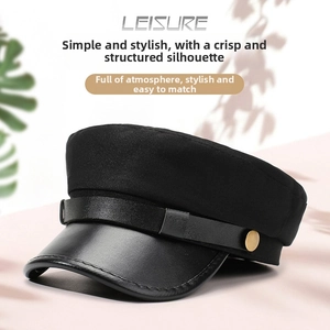 Détail d'une casquette marine noire montrant le tissu brossé et la visière en cuir