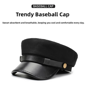 Détail de la casquette militaire en sergé noir avec visière en similicuir et bouton doré