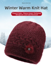 Dettaglio del cappello in maglia bordeaux con fiore di strass e calda fodera in pile