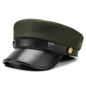 Casquette militaire en toile olive avec visière en cuir noir et bouton en métal doré