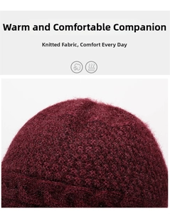 Dettaglio ravvicinato del cappello invernale in maglia rosso scuro con morbida trama felpata