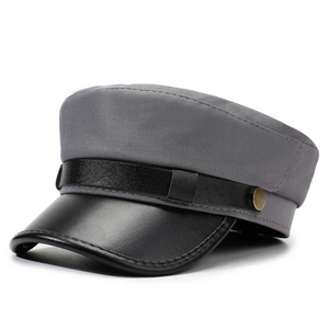 Casquette rétro gris foncé avec visière en cuir noir et bouton en métal de style vintage