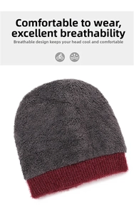 Dettaglio del cappello invernale con fodera in pile grigio e trama in lana bordeaux