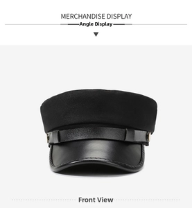 Vue frontale d'une casquette de marin en laine noire avec visière en cuir et boutons en métal