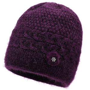 Elegante cappello invernale viola per anziane in maglia soffice con decorazione floreale