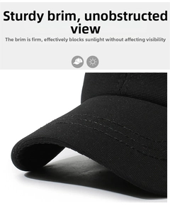 Nahaufnahme eines schwarzen Baseballcap-Schirms mit dreifachen Ziernähten und festem Stoff