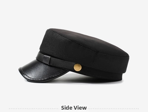 Vue latérale de la casquette marin noire avec visière en similicuir et boutons dorés
