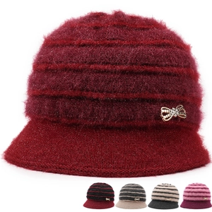 Dettaglio della morbida trama a maglia e fiocco in metallo con strass su cappello invernale