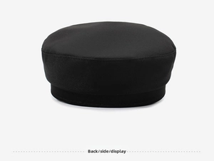 Vue arrière d'une casquette de marin noire en sergé avec une texture lisse en polyester