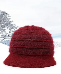 Dettaglio cappello in maglia rosso scuro con fibbia a fiocco di strass e fodera spessa