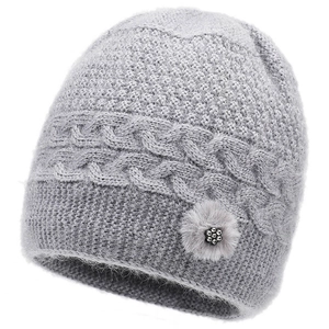Berretto in maglia grigia per anziane con pompon morbido e fiore di strass decorativo
