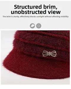 Dettaglio del cappello alla pescatora bordeaux in maglia con fiocco dorato di strass