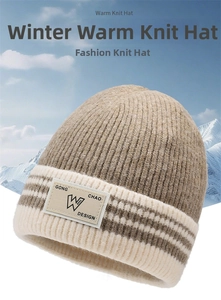 Dettaglio del cappello in maglia spessa con motivo a righe e patch in pelle