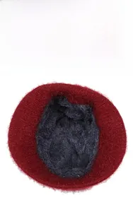 Dettaglio del berretto in maglia rossa con fodera in pile grigio scuro per l'inverno