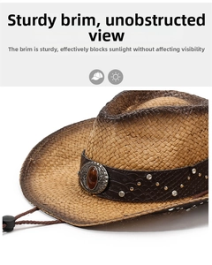 Détail du chapeau de cowboy en paille tressée avec sangle en cuir et boucle ambre