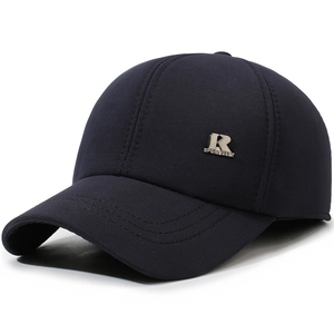 Detail der dunkelblauen Baseballkappe mit silbernem R-Logo und feiner Stofftextur