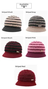 Dettaglio di cappelli a secchiello in maglia a righe colorate con piccoli fiocchi metallici