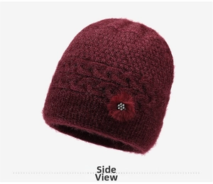 Vista laterale dettagliata del cappello bordeaux con trama a trecce e decorazione floreale