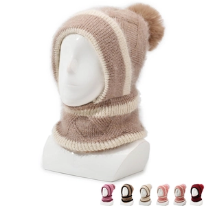 Détail d'un bonnet tricoté pour femme avec pompon en fourrure et écharpe intégrée chaude