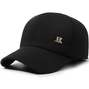 Detailansicht einer schwarzen Baseballkappe mit silbernem R-Logo und Sportbest-Schriftzug