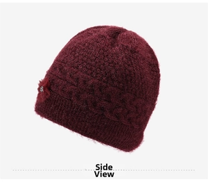Dettaglio cappello in maglia bordeaux con trama morbida e decoro floreale di strass