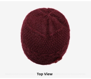 Vista dall'alto di un cappello invernale in maglia bordeaux per donne anziane in lana