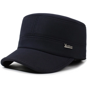 Marineblaue Militärmütze mit Metall-Logo und strukturierter Form für Herren draußen