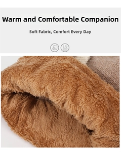 Gros plan sur la doublure en peluche marron épaisse du bonnet tricoté chaud d'hiver