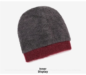 Dettaglio della spessa fodera in pile e della maglia del cappello invernale caldo da donna