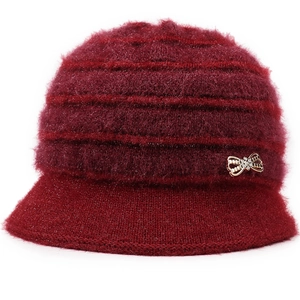 Elegante cappello cloche in maglia rosso scuro con spilla a fiocco dorata e strass