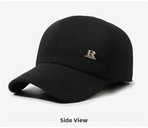 Detail der schwarzen Baseballkappe mit metallischem R-Logo und Twill-Struktur