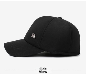 Detailansicht einer schwarzen Baseballkappe mit einem hochwertigen Metall-R-Logo an der Seite