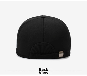 Detailansicht der Rückseite der schwarzen Baseballkappe mit Metallschnalle und Köperstoff