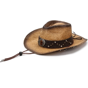 Détail du chapeau de cowboy en paille avec boucle ambre et bande en cuir cloutée