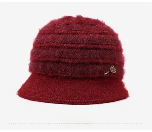 Dettaglio laterale della texture in mohair bordeaux con elegante fiocco dorato