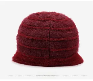 Dettaglio della trama del cappello bordeaux in maglia soffice con righe orizzontali