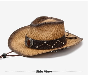 Détail d'un chapeau de cowboy en paille avec des rivets métalliques et pierre rouge
