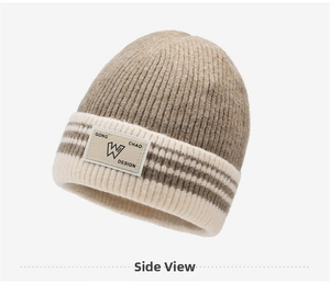 Dettaglio del cappello in maglia kaki e beige con bordo a righe e toppa quadrata con logo