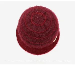 Vista dall'alto del cappello a secchiello bordeaux in maglia con fiocco dorato fine