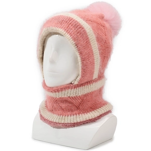 Détail du bonnet en tricot rose montrant la doublure en peau de mouton douce et chaude