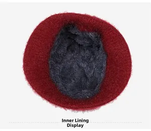 Dettaglio del berretto in maglia rossa con fodera in pile grigio scuro molto calda